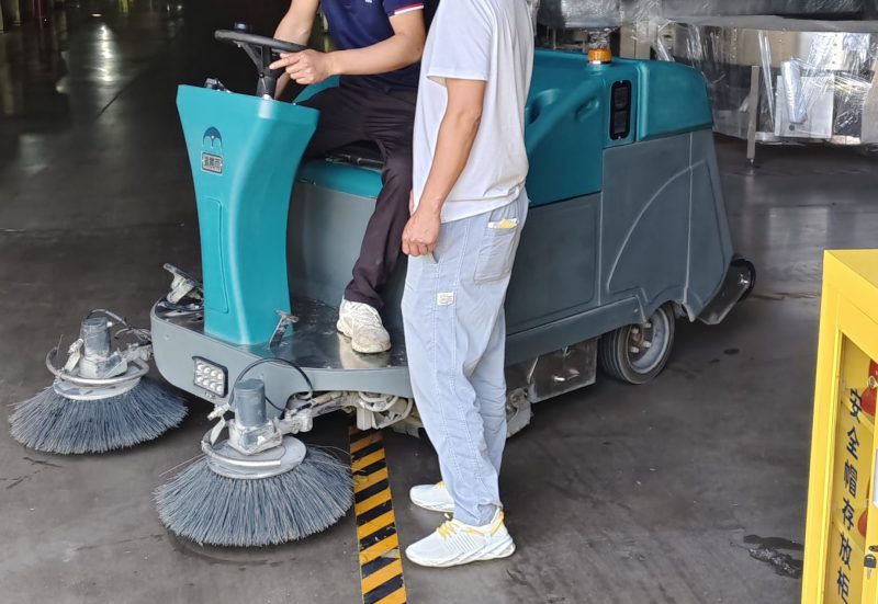 🔥大空间也能一尘不染?驾驶式扫地车以“精准操控”挑战清洁极限!🚗