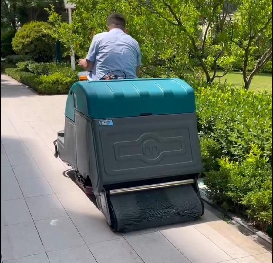物业经理必看！一台洗地车搞定全小区清洁，年省5万人力成本