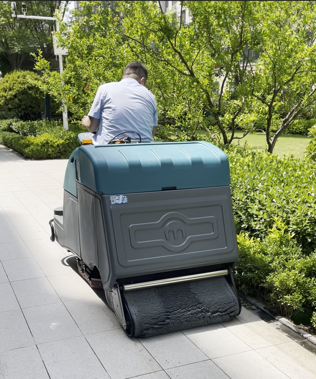 从“尘”到“净”：洗地车引领清洁革命，穿越时光隧道重塑洁净未来