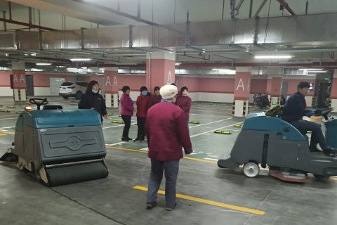 老旧小区的清洁困境：物业费不高、人不好招、活还得干好
