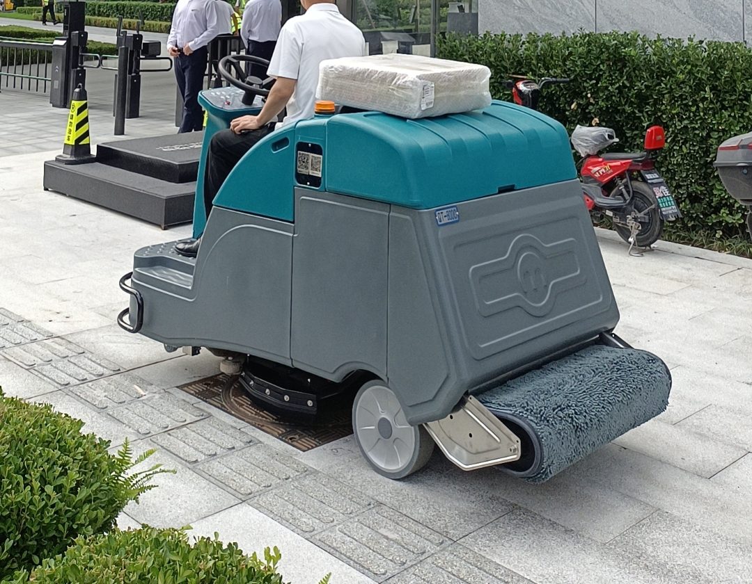 清洁新纪元：清晨雨QT800驾驶式洗地车引领物流园节水革命