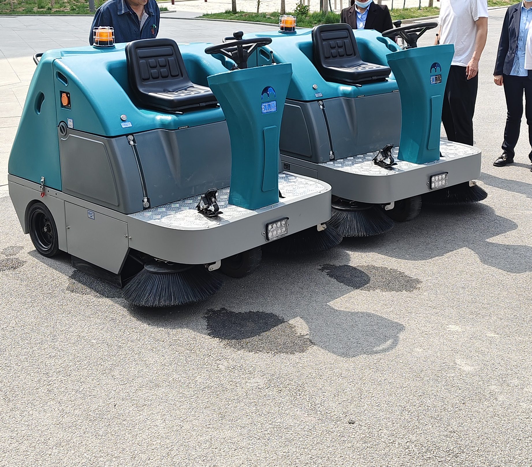 电动扫地车:保养周期与环卫工人的智慧守护