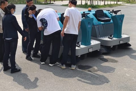今天给大家推荐两款适合工厂物业保洁用的扫地车