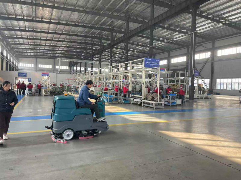 破解千平清洁大挑战：驾驶式洗地车，让工厂地板“干湿分离”不再是梦！