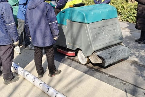 驾驶式洗地车“作死行为”大赏：5个动作让设备秒变废铁，车间老师傅看了直呼肉疼