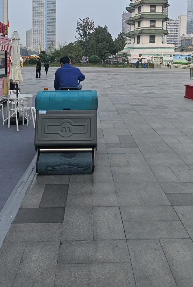 商业清洁新宠:大型洗地机,双效合一提升清洁效率!