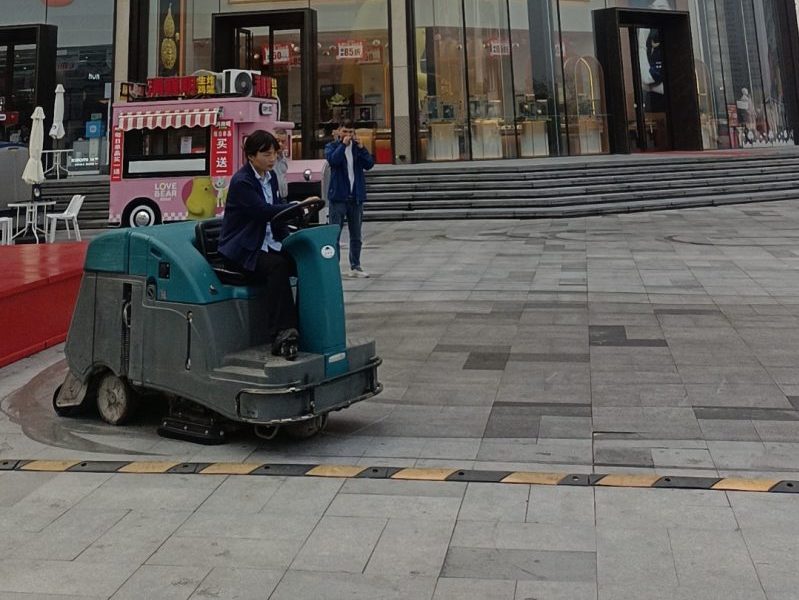 高效洗地解决方案：大型清洁设备，助力商业场所清洁！