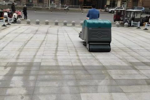 大型场所清洁必备：专业洗地机，轻松应对各种地面！