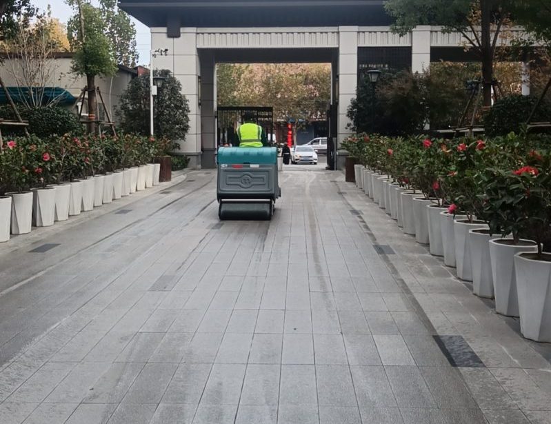 双刷盘+大水箱！专业洗地机横扫千平场馆清洁难题