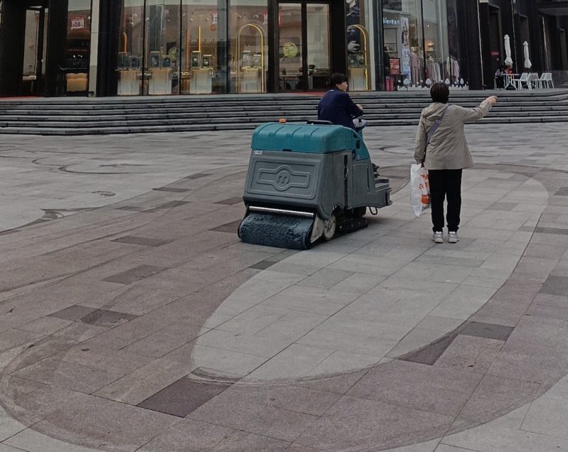 物业小区清洁神器：大型洗地机，让清洁工作更轻松