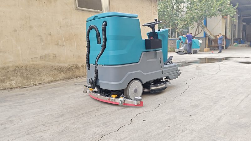 车间油污终结者驾到!驾驶式洗地车暴力去污实测,专治工业“老油条