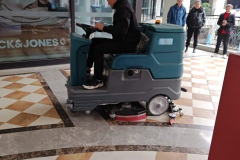 探秘洗地车的神奇清洁力，让大型区域焕然一新不是梦