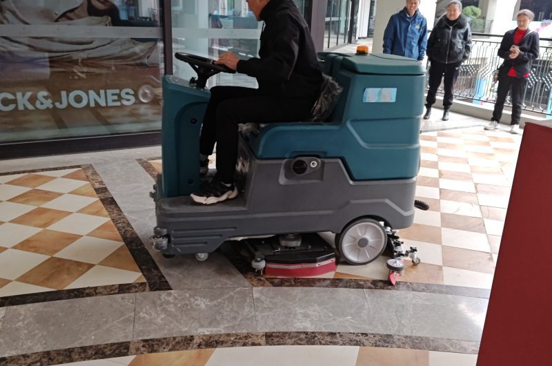 拒绝过度智能！专业级驾驶式洗地车参数拆解，务实派清洁首选