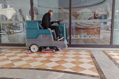 洗地车革新清洁大业，大型区域烦恼一扫而空！