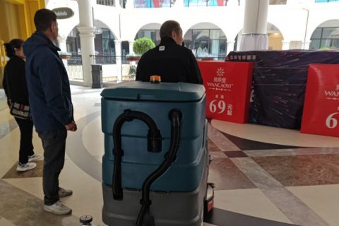 🎉驾驶式洗地车大显身手！商场清洁新宠来袭🛍️🧹