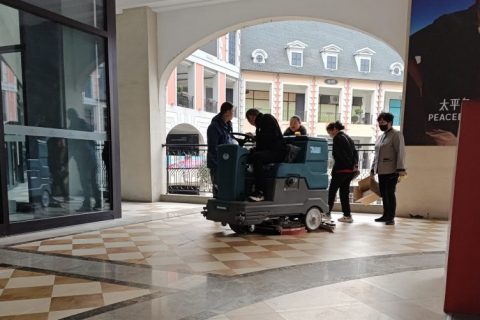 商场开业前如何快速清场？驾驶式洗地车的「隐形加班团队」