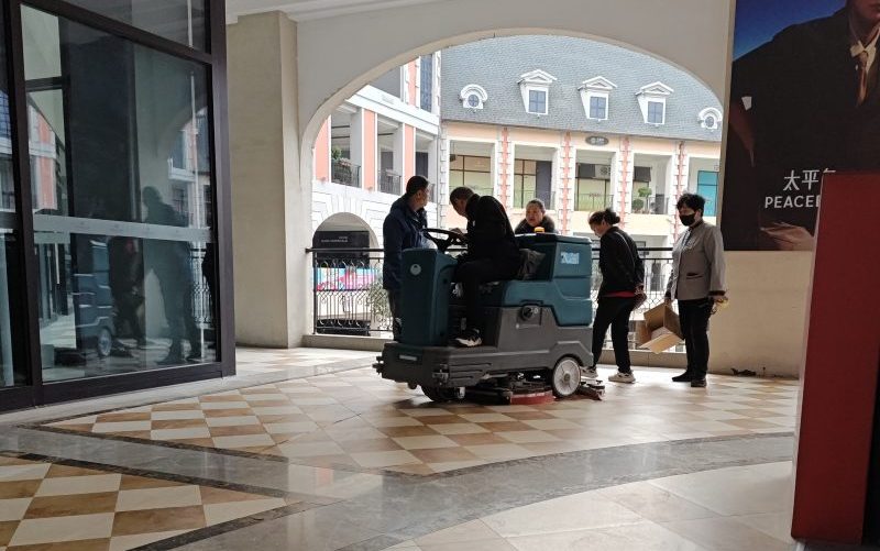 商场开业前如何快速清场？驾驶式洗地车的「隐形加班团队」