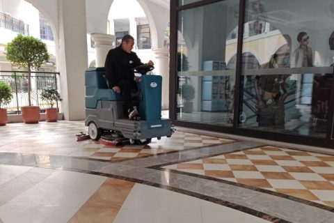 🛍️驾驶式洗地车，商场清洁的新潮“玩伴”！🧹🚗