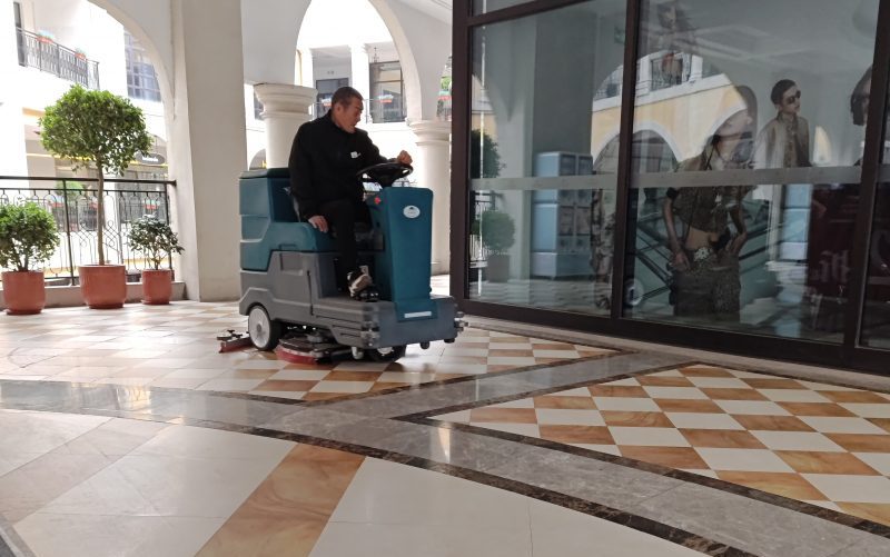 🛍️驾驶式洗地车，商场清洁的新潮“玩伴”！🧹🚗