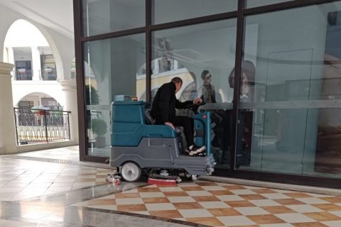 揭秘洗地车吸水差的真相：专业解析与解决方案