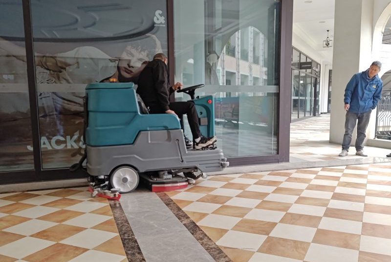 🎉驾驶式洗地车，商场清洁界的“混世魔王”来啦！🛍️🧹