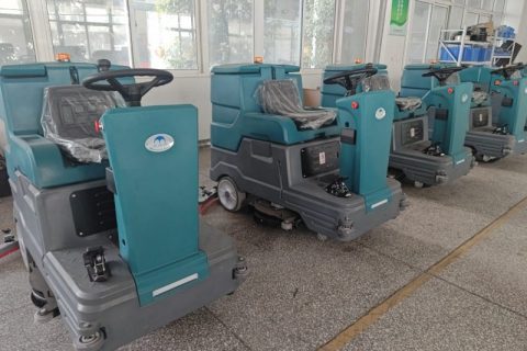 雨季仓库总积水？这台“越野级”洗地车让潮湿地面30分钟恢复干燥！