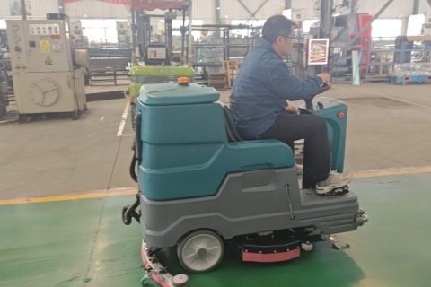 驾驶式洗地车选购避坑指南：这3个参数直接影响十年使用成本