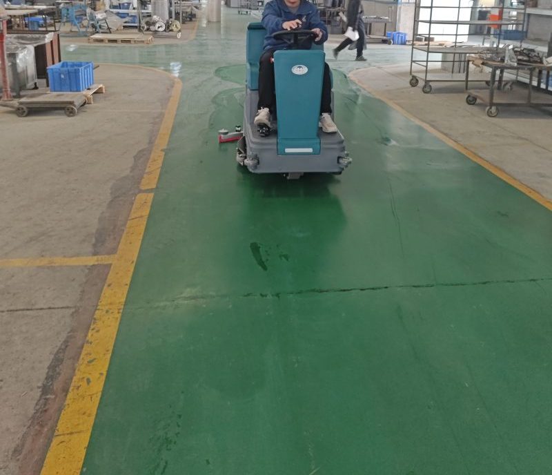 工厂地坪清洁总返工？这款洗地车让污垢地面一次搞定！