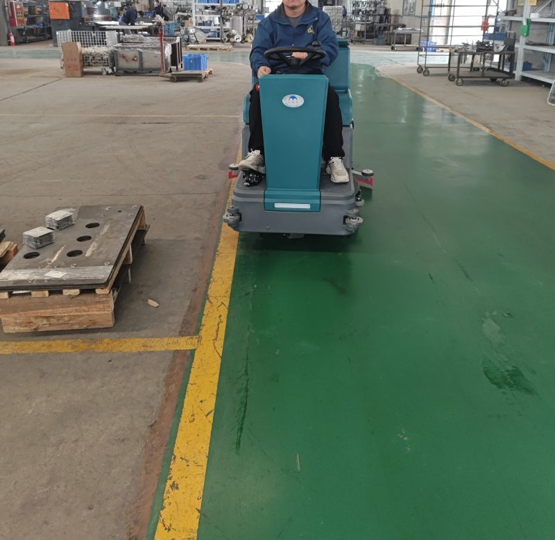 从工厂到地下车库，为什么都选驾驶式洗地车？3大核心优势解析