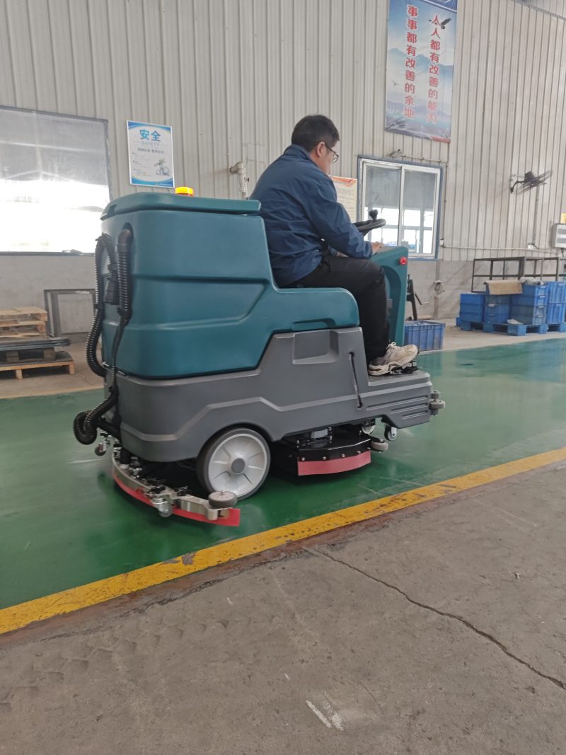 驾驶式洗地车：1台机器=5人效率？企业降本增效的清洁革命