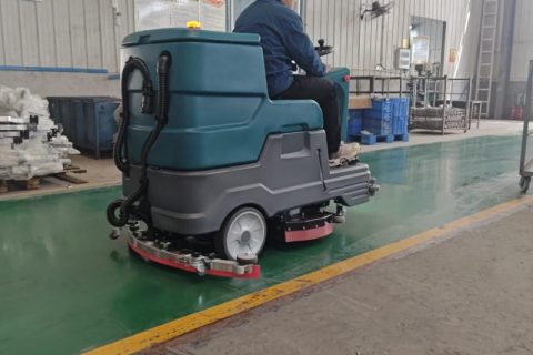 150L净水箱驾驶式洗地车实测：3小时不间断作业，万平车间一机搞定