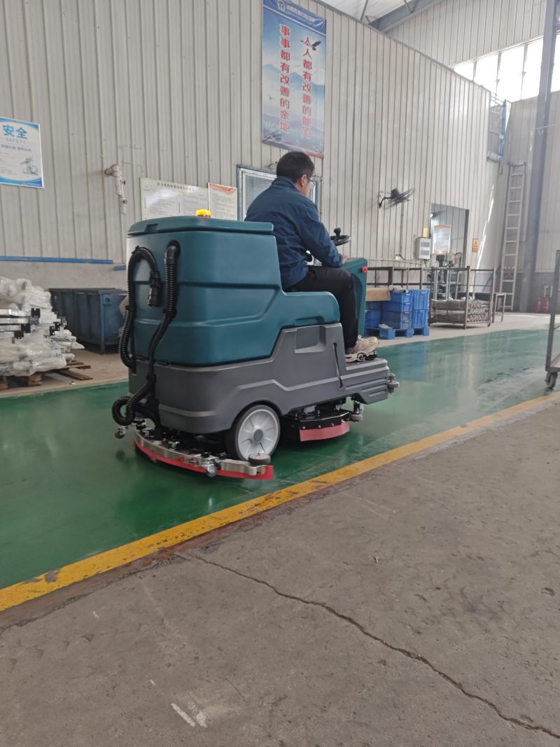 50L净水箱驾驶式洗地车实测：3小时不间断作业，万平车间一机搞定"