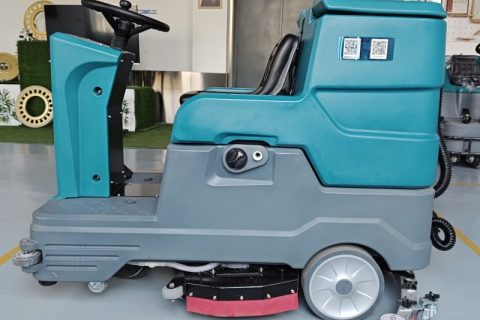 油污车间清洁翻车？防滑驱动+强力刷盘设计揭秘