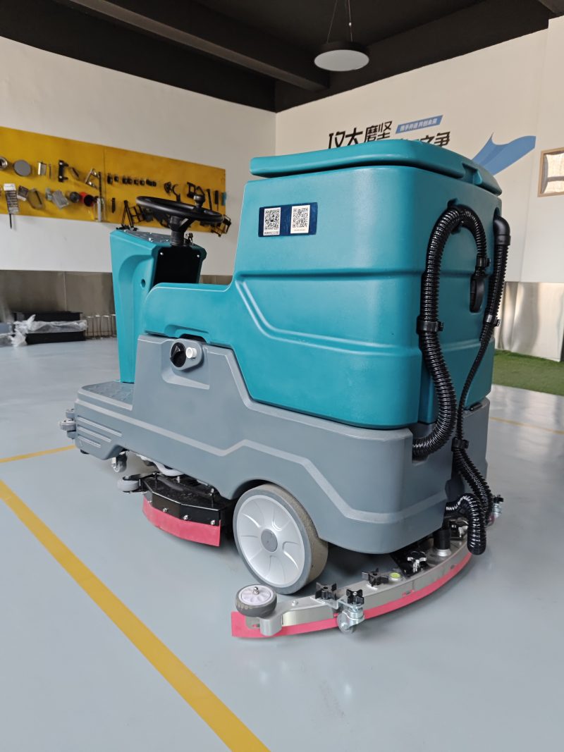 倍效率革命!驾驶式洗地车如何重塑大型空间清洁标准?"