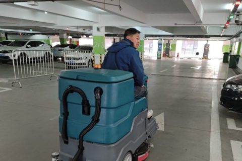 从工厂到地下车库：揭秘驾驶式洗地车在不同场景的「变形记」