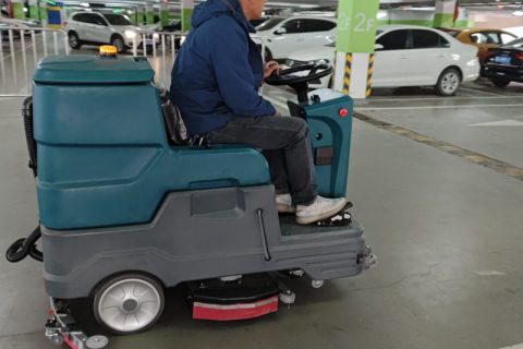 别再让传统拖把拖累进度！驾驶洗地车的「懒人清洁法」