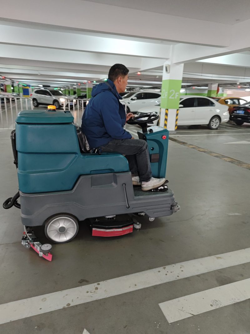 别再让传统拖把拖累进度！驾驶洗地车的「懒人清洁法」