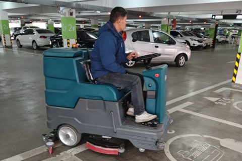 驾驶式洗地车搭配物联网！3小时续航+基站定位，清洁管理数字化