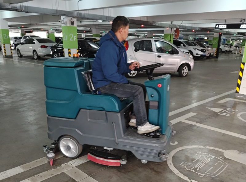 驾驶式洗地车搭配物联网!3小时续航+基站定位,清洁管理数字化