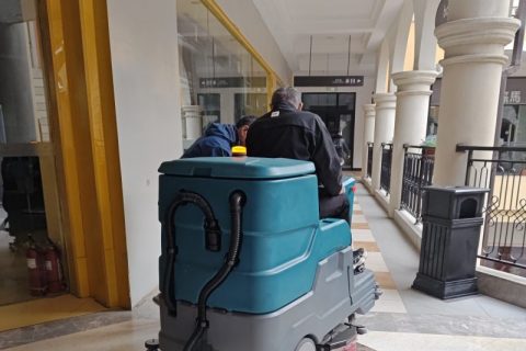 铅酸/锂电池自由选！工业级洗地车如何帮企业节省30%清洁成本？