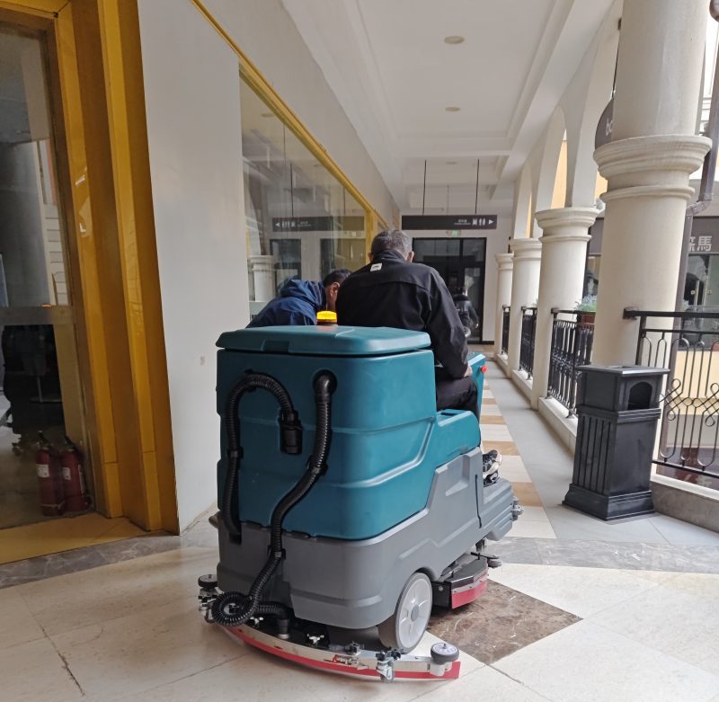 铅酸/锂电池自由选！工业级洗地车如何帮企业节省30%清洁成本？