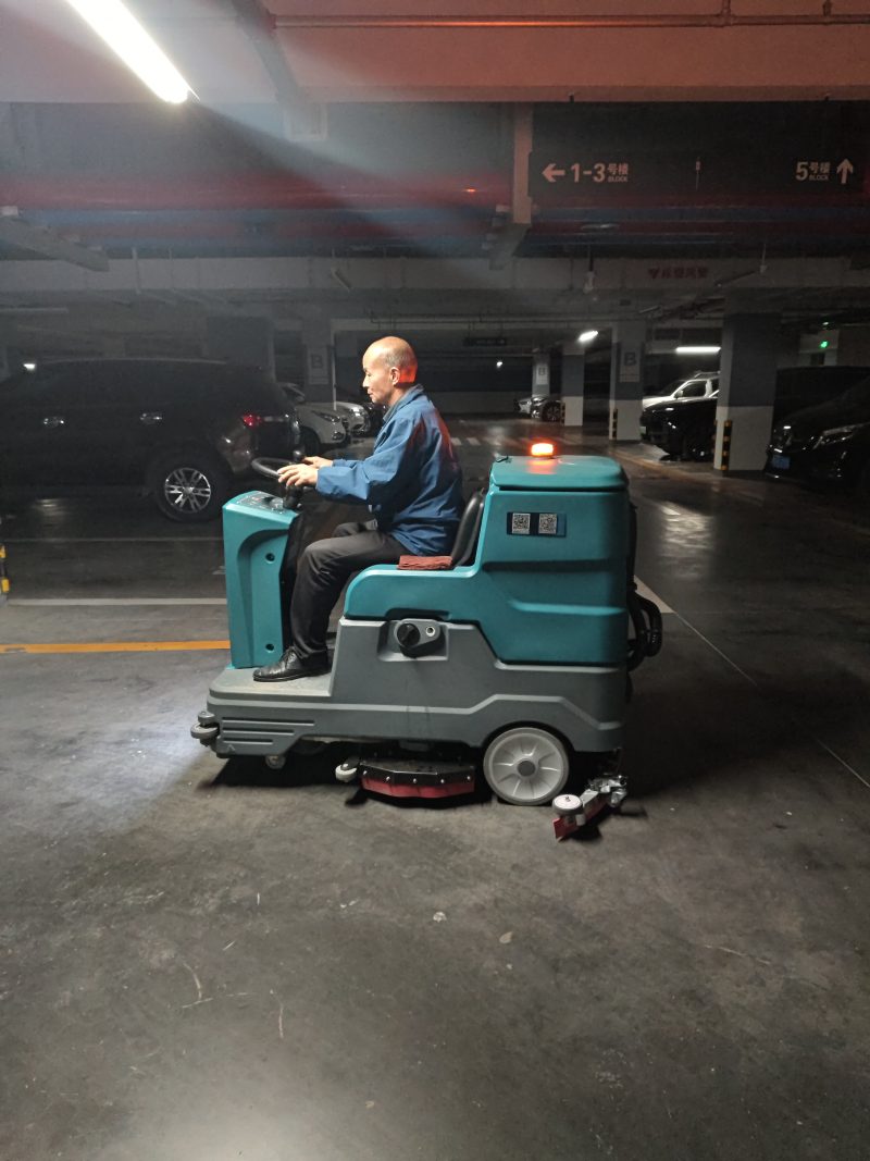 物业清洁“双核驱动”：430mm双刷盘如何让顽固污渍无所遁形？