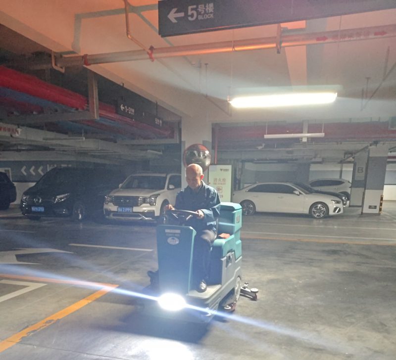 告别“电量焦虑”！3-5小时超长续航洗地车，让物业清洁任务一气呵成