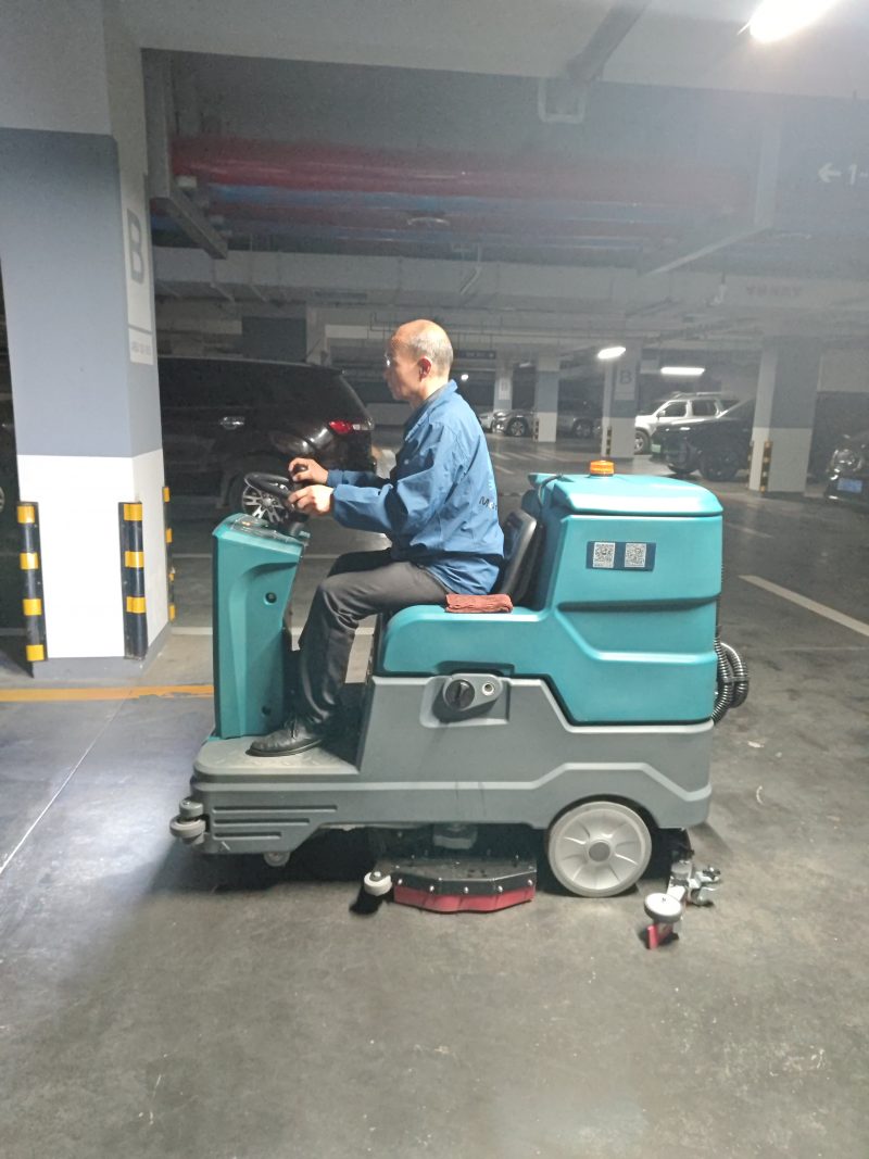 每天省3小时人工！商超都在用的驾驶式洗地车藏着哪些成本秘密？