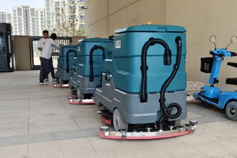 不只是机器！驾驶式洗地车如何成为清洁团队的“第二大脑”？