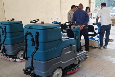 清洁行业的“时间加速器”：驾驶式洗地车如何压缩清洁周期？