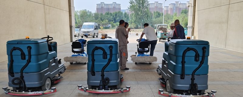 征服每一寸土地:驾驶式洗地车如何应对复杂地形挑战?