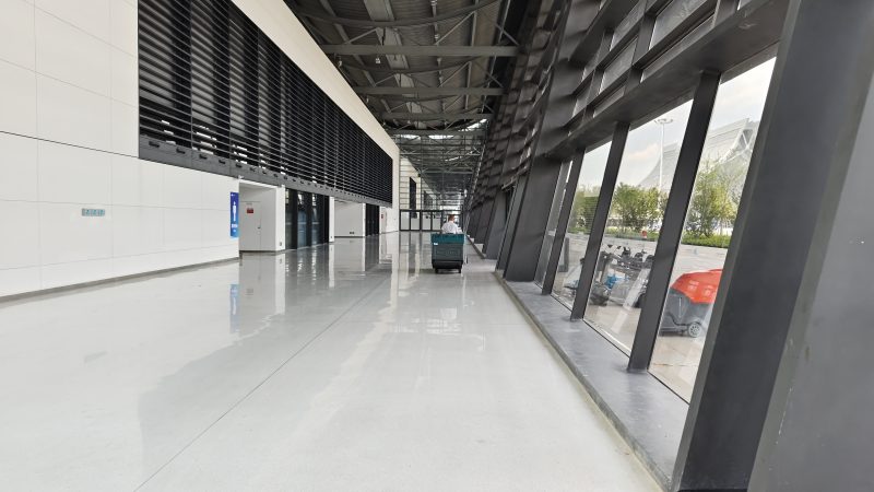 回访郑州中原国际会展中心：一台洗地车如何解决清洁难题