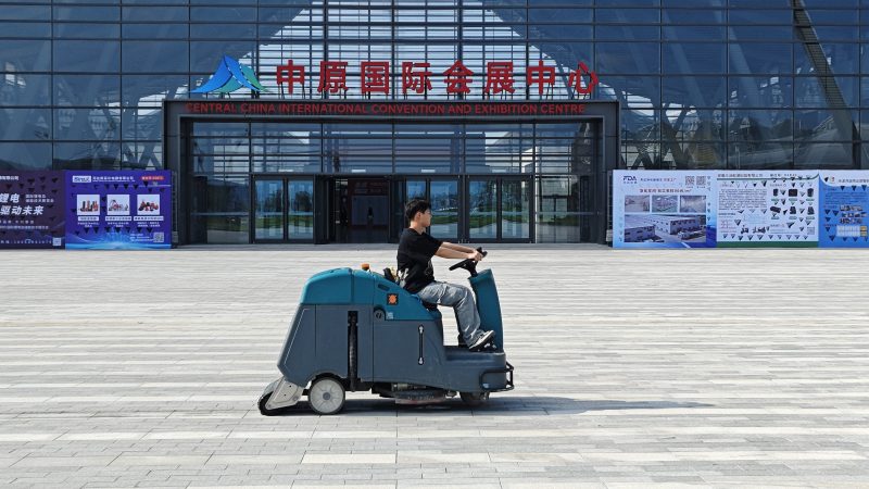 回访郑州中原国际会展中心：一台洗地车如何解决清洁难题