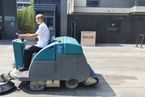 物业清洁成本大揭秘：扫地车价格背后的省钱之道！